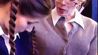 Lesbianas Viejas Y Jóvenes Se Entregan A Un Encuentro En El Aula
