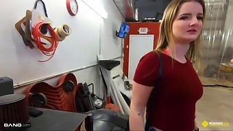 Большегрудая Блондинка Делает Минет И Трахается На Обочине Дороги В Обмен На Услуги По Ремонту.