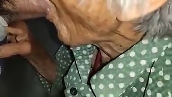Vieja Mujer China Con Espíritu Juvenil