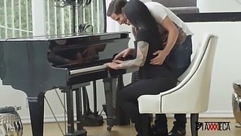Jack Escobar, Un Istruttore Di Pianoforte Messicano, Coglie L'Opportunità Di Impegnarsi Appassionatamente In Attività Sessuali Con Katrina Jade.