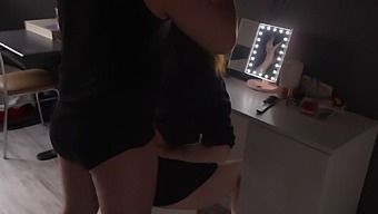 아내가 머리 염색을 요청한 후, 커플은 뜨거운 샤워 액션을 즐깁니다