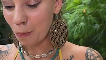 Indica Flower Kradne Show V Tomto Pov Videu So Svojím Veľkým Zadkom A Veľkými Prsiami.