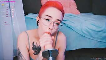Katso, Kuinka Söpö Tyttö Saa Kyrpää Koneelta Tässä Kuumassa Videossa