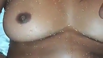 Donna Afro-Americana Sperimenta Un'Intensa Eiaculazione Femminile Mentre Io Raggiungo L'Orgasmo