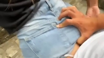 젊은 커플의 공공장소에서의 근접한 만남이 스릴 넘치는 비디오로 이어집니다.