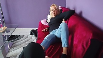 Počiatočná Zbožňovanie Nôh Pre Svetlovlasú Ženu