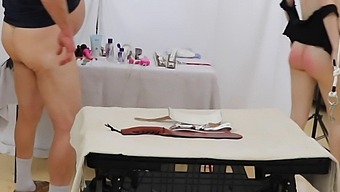 Δύο Κορίτσια, Η Viva Athena Και Η Candy White, Συμμετέχουν Σε Δραστηριότητες Bdsm, Συμπεριλαμβανομένης Της Δουλείας, Του Ξυλοδαρμού Και Της Εκσπερμάτωσης Του Προσώπου Σε Ένα Αισθησιακό Βίντεο